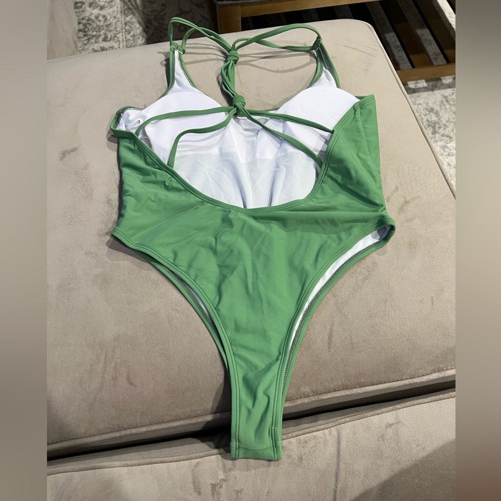 Shein, one piece - Picture 2 of 2
